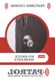 特色课程(新):无敲门许可. 图像:一扇黑色的木门，有一个金属门把手和锁着的门栓链. 